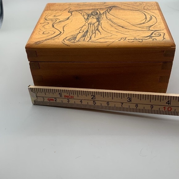 Vintage Wooden box with partly undressed female by Mundberg 1984 - Japan. - Picture 8 of 12